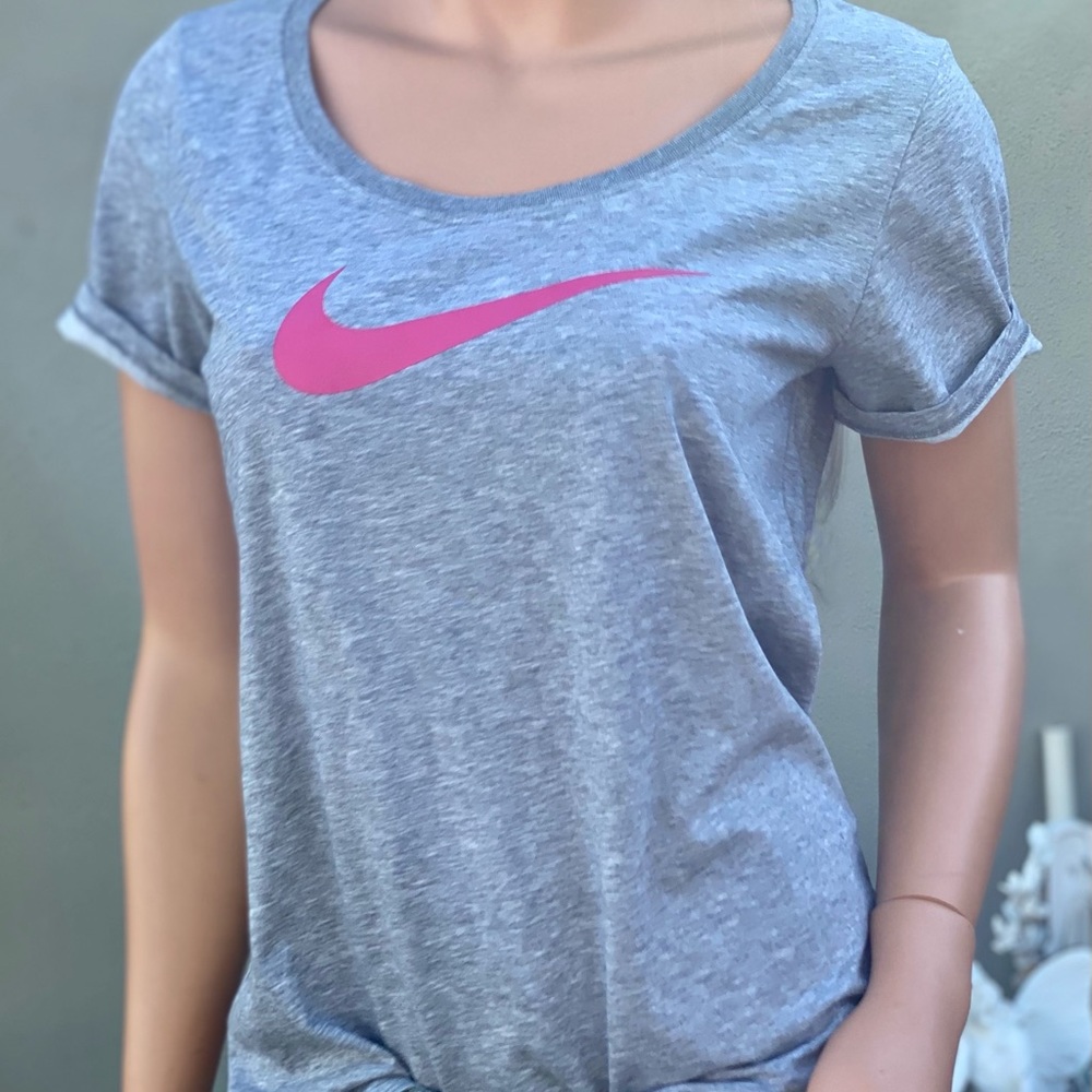 “THE NIKE TEE” DRI-FIT Athletic Cut Scoop T-shirt - Picture 7 of 14